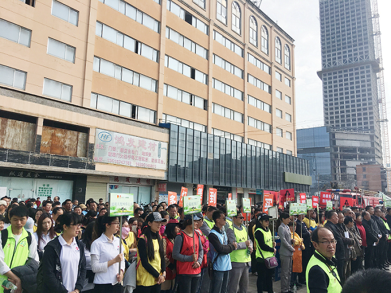 2017年3月5日，是我國第54個學(xué)雷鋒紀(jì)念日。3月份的春天萬物復(fù)蘇，百花齊放。陽光透過淡薄的云層照耀著大地，它的萬道金光愉快地普照著萬物。春風(fēng)拂面,是那么清柔,那么親切,就像是雷鋒的精神一直溫暖著、鼓舞著我們!